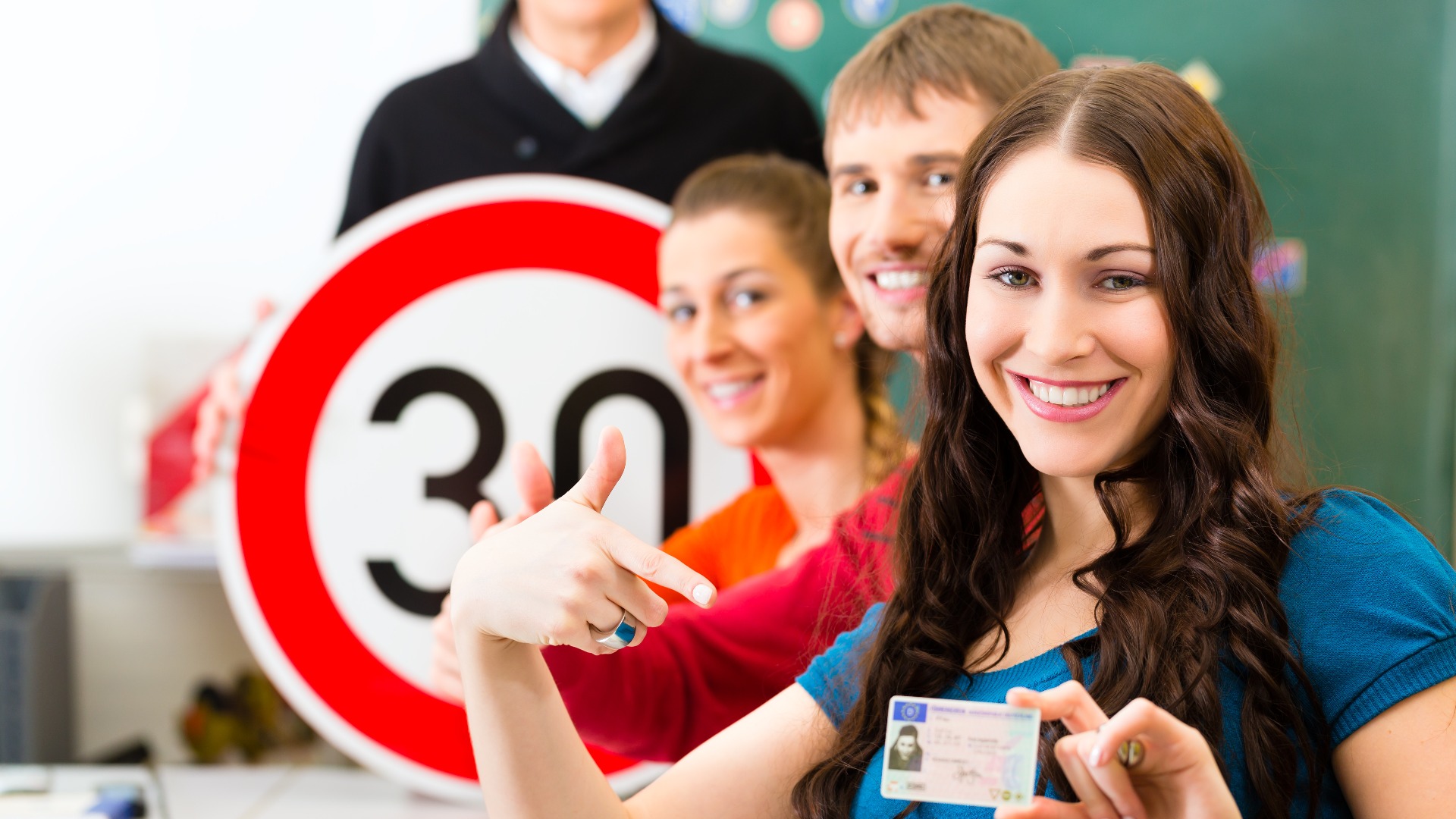 Fahrlehrer mit seiner Klasse