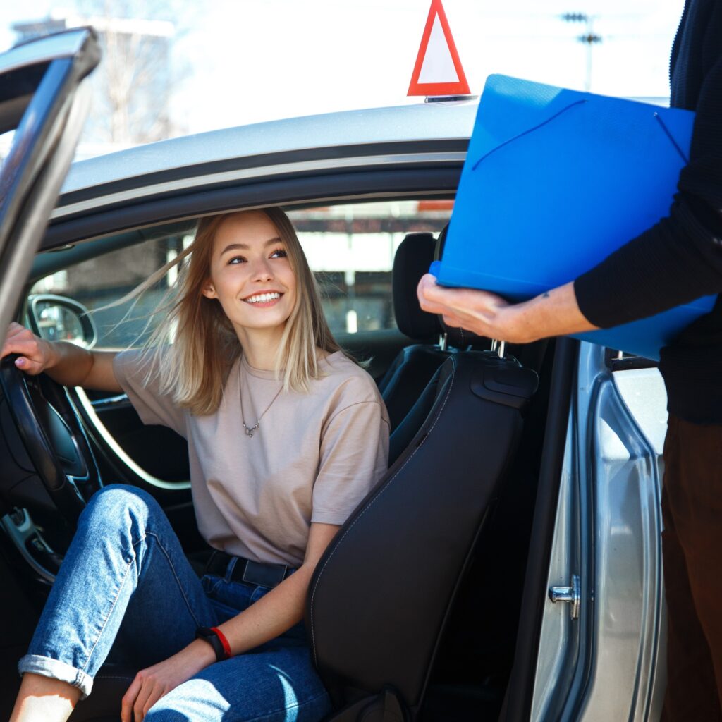 Fahrlehrer und Schülerin im Prüfungsauto.