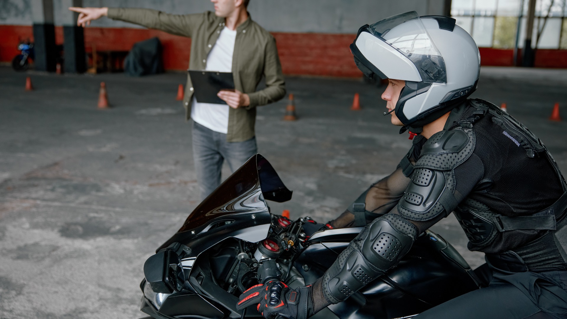 Fahrpraxis im Motorrad-Fahrertrainingszentrum mit Indoor-Motordrom