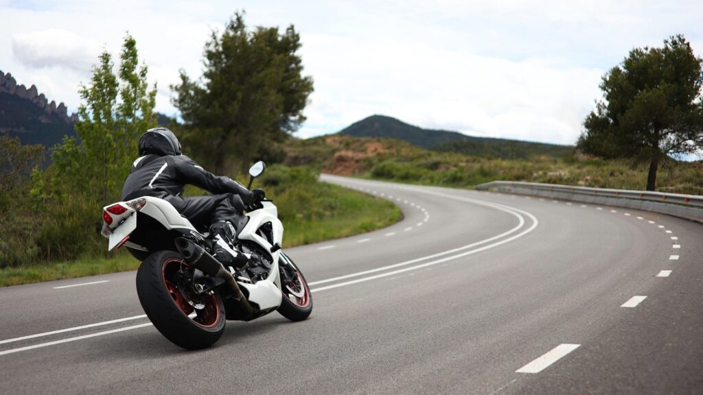 Motorradfahrer auf einer kurvigen Straße
